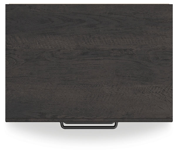 Hollivern King Panel Bed with Mirrored Dresser and Nightstand