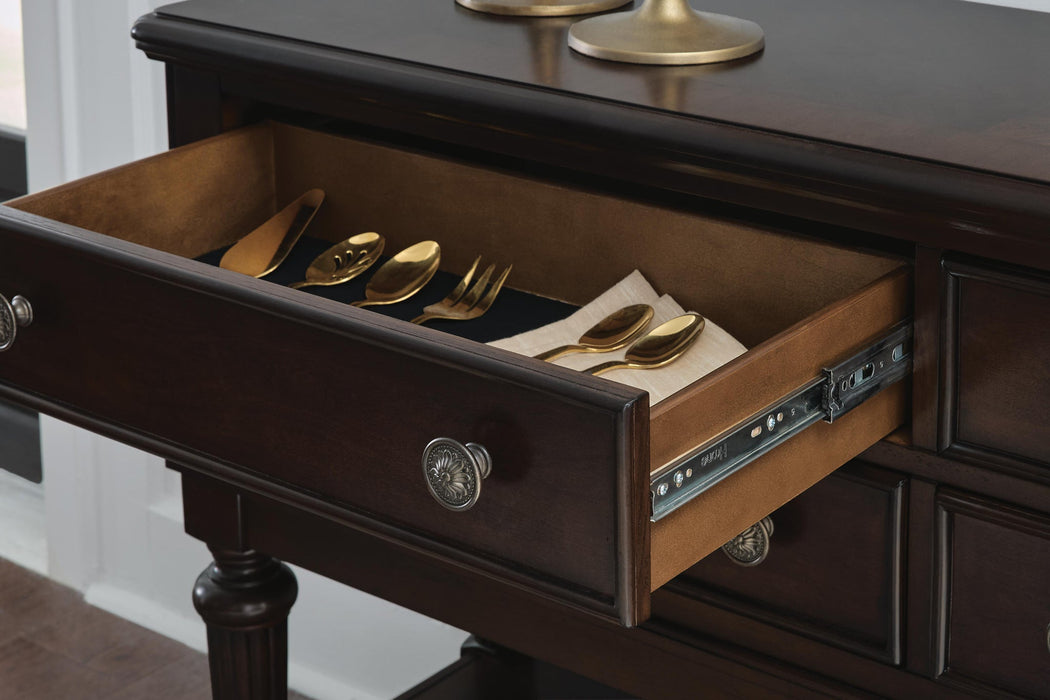 Lavinton Dining Room Server