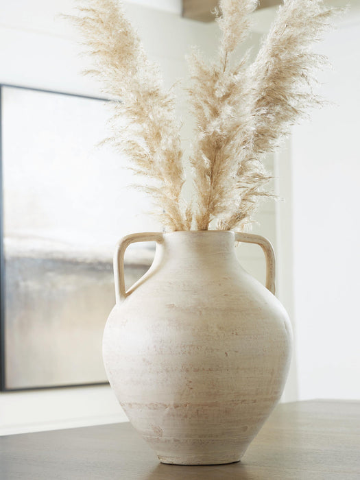 Justy Vase